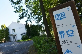 Hlavni budova rozcestnik nový